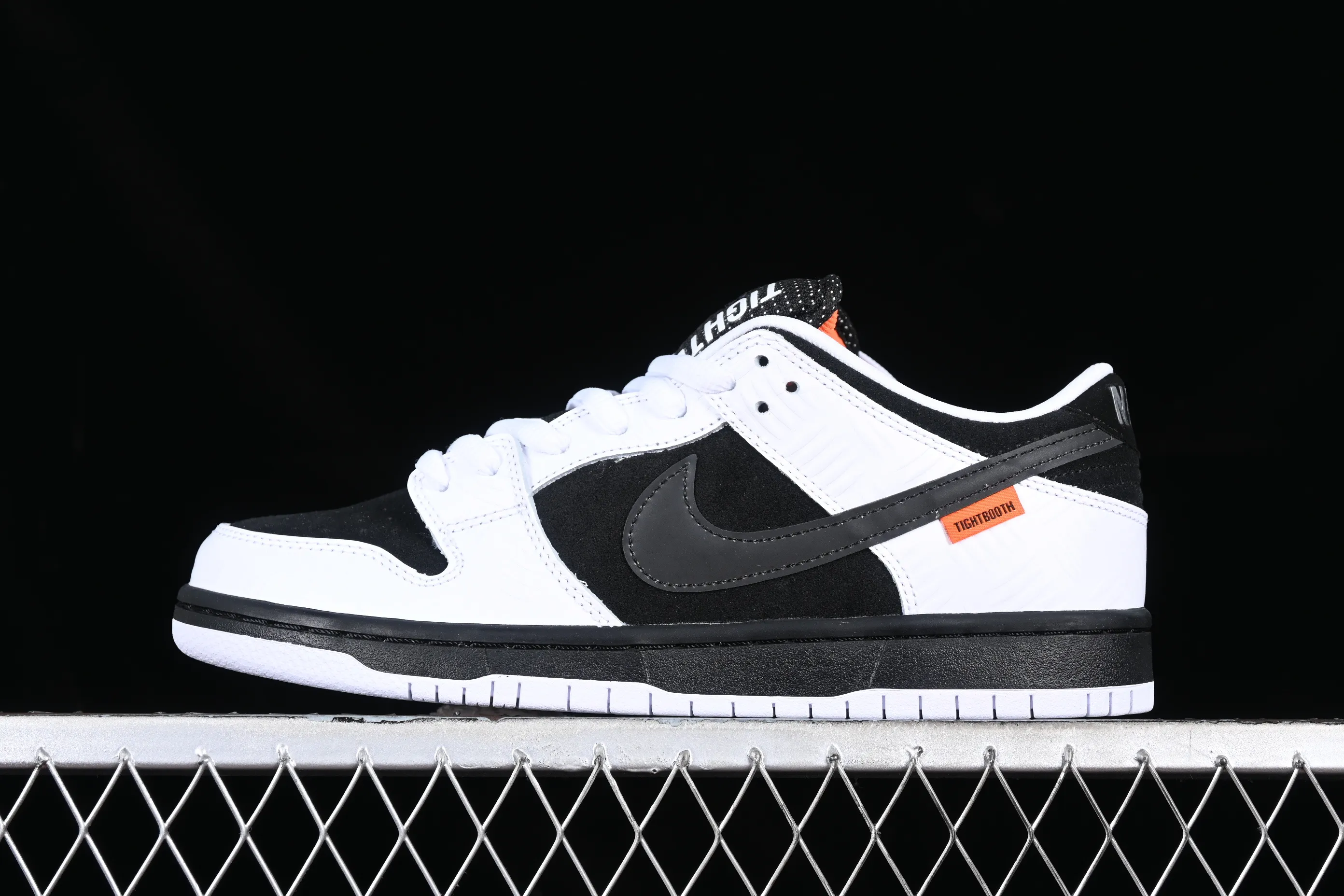 All categories Nk SB Dunk series Nk SB Dunk Low low-top sneakers J version Tightbooth x Nk SB Dunk joint model Reverse Panda SB low-top casual sports skateboard shoes FD2629-100